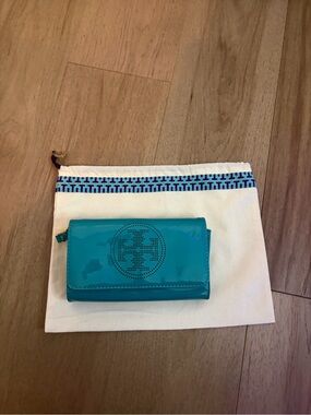 TORY BURCH TURQUOISE SMALL CROSSBODY CLUTCH + DUSTER